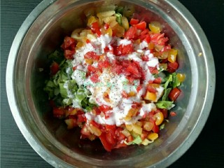 5、米饼沙拉,调入沙拉酱,搅拌均匀;