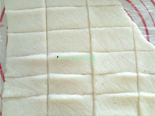 8、米饼沙拉,再隔着食品袋将饭团擀成片,撕开面上的食品袋,将片状的米饭用刀切割成均匀大小的长方块;