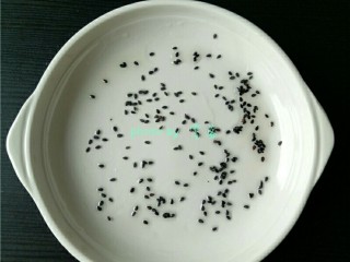 9、米饼沙拉,准备一个干净的容器,抹上适量橄榄油,撒上黑芝麻;橄榄油可防米饼粘在一起;