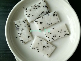 10、米饼沙拉,将米饼放进去,均匀的蘸上黑芝麻;