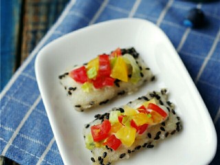 13、米饼沙拉,煎好的米饼,放上圣女果生菜沙拉即可。