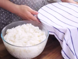 3、醪糟＆酒酿鸡尾酒＆酒酿小圆子,糯米盛出，盖上湿毛巾，晾凉