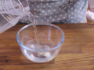 4、醪糟＆酒酿鸡尾酒＆酒酿小圆子,酒曲倒在干净的碗中，放入适量凉开水使其融化，这个水的容量是1.2L