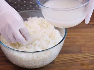 5、醪糟＆酒酿鸡尾酒＆酒酿小圆子,酒曲水分几次倒入晾凉的糯米，边倒边揉搓