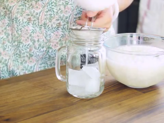 12、醪糟＆酒酿鸡尾酒＆酒酿小圆子,在杯子放冰块，搅拌好的米酒过滤倒入