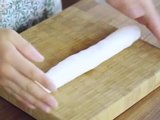 14、醪糟＆酒酿鸡尾酒＆酒酿小圆子,揉好的面团搓成长条