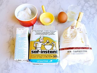 1、奶油夹心面包,准备面包食材