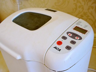 3、奶油夹心面包,启动面包机发面团功能,两个小时完成揉面和发面的过程