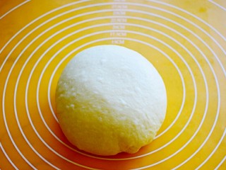 4、奶油夹心面包,两个小时以后,取出面团,揉匀