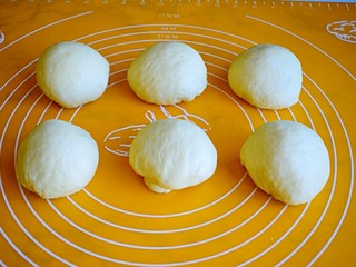 5、奶油夹心面包,平均分成六等份,盖保鲜膜静置五分钟