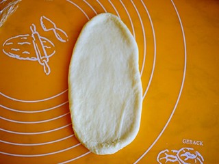 6、奶油夹心面包,把面团擀成椭圆形