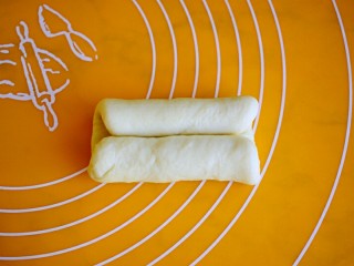 7、奶油夹心面包,从两边往中间卷