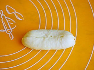 8、奶油夹心面包,捏紧