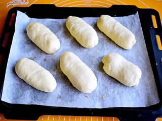 9、奶油夹心面包,倒扣在烤盘上