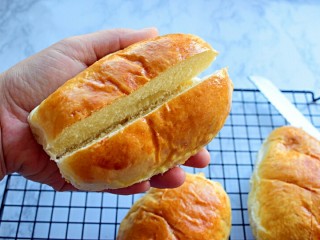 13、奶油夹心面包,彻底晾凉后,从中间切开,不要切断