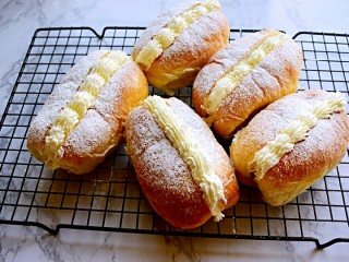 17、奶油夹心面包,筛上糖粉