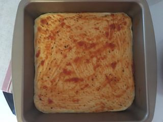 1、剩菜披萨,摸上披萨酱，洒上披萨草，披萨草也可以不用，因为买来的披萨酱里已经有少量的披萨草了