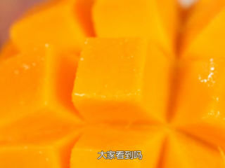 5、芒果流心慕斯,吉利丁片剪小片泡在冰水中备用（最少浸泡10分钟），然后把芒果切丁备用，分成芒果泥要用的芒果果肉和夹心用的芒果果肉