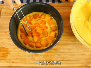 11、芒果流心慕斯,把冰箱里面的饼干底拿出来，倒入三分一的慕斯糊，铺上一层芒果肉，再倒一层慕斯糊，外围一圈铺上芒果果肉中间倒入芒果流心部分的芒果泥