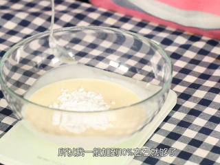 14、芒果流心慕斯,取装饰部分的淡奶油和糖粉打至出现纹路之后转低速打发至出现纹路不消失，也就是裱花的状态，裱花袋装入自己喜欢的裱花嘴，我这个是八齿的曲奇花嘴，中号，再把淡奶油装入裱花袋里面