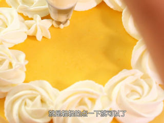 15、芒果流心慕斯,在蛋糕周围挤一圈玫瑰花，中间放上芒果粒就完成啦，玫瑰花造型请看片尾主要就是芒果切片一片片叠起来就OK了