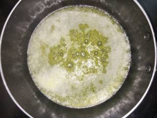 1、紫菜肉松蛋糕卷（烫面戚风）#家有烤箱#,黄油切小块，小火边加热加晃锅，加热至沸腾