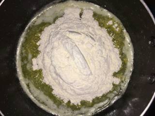 2、紫菜肉松蛋糕卷（烫面戚风）#家有烤箱#,倒入已过筛的低粉拌匀