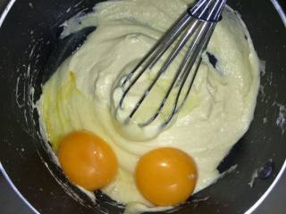 3、紫菜肉松蛋糕卷（烫面戚风）#家有烤箱#,分2次倒入牛奶，拌匀，牛奶必须是室温，否则油水分离