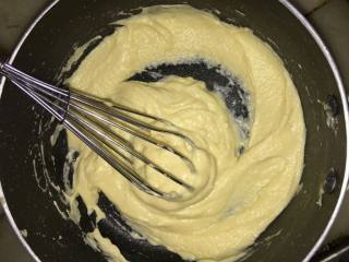 4、紫菜肉松蛋糕卷（烫面戚风）#家有烤箱#,1个全蛋和4个蛋黄分2次加入拌匀，鸡蛋也必须是室温