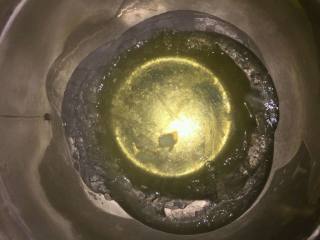 5、紫菜肉松蛋糕卷（烫面戚风）#家有烤箱#,蛋白冻至四周结冰，分三次加入细砂糖，打至湿性发泡。冷冻蛋白能使之更加稳定。熟练的朋友也可以不冷冻直接打发。