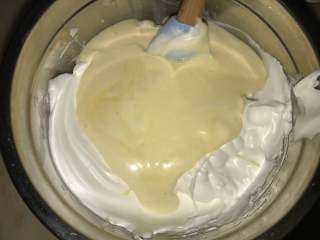 8、紫菜肉松蛋糕卷（烫面戚风）#家有烤箱#,再到回剩下的蛋白里，戚风手法翻拌