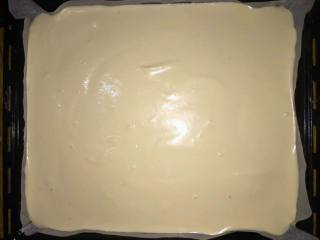 9、紫菜肉松蛋糕卷（烫面戚风）#家有烤箱#,拌匀后倒入垫好油纸的烤盘，表面抹平，提起烤盘摔去气泡。160度，中层，20分钟