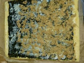 12、紫菜肉松蛋糕卷（烫面戚风）#家有烤箱#,把油纸撕掉，刷上沙拉酱，铺上紫菜，再刷一层沙拉酱，放入肉松卷起。