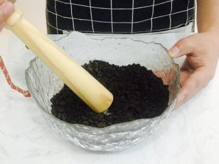 2、蓝莓慕斯,奥利奥饼干研碎