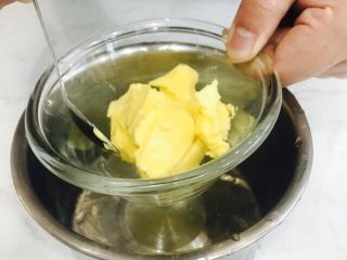 3、蓝莓慕斯,黄油隔水融化