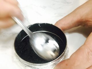 4、蓝莓慕斯,铺入模具用勺子压实，放入冰箱冷藏