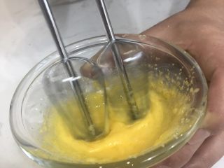 6、蓝莓慕斯,蛋黄和糖打发发白