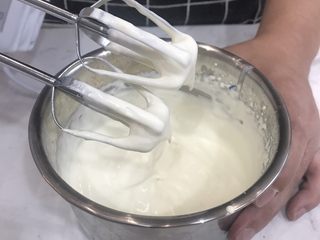 8、蓝莓慕斯,奶油打发至湿性发泡