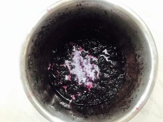 9、蓝莓慕斯,蓝莓酱中加入牛奶搅拌均匀