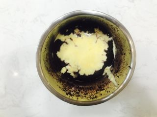 10、蓝莓慕斯,加入打发好的蛋黄搅拌均匀