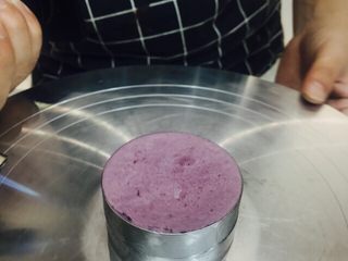 12、蓝莓慕斯,取出用火烤四边脱模