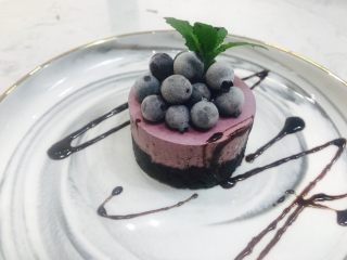 13、蓝莓慕斯,放上蓝莓装饰