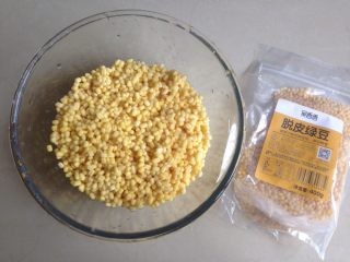 1、广式榴莲绿豆月,脱皮绿豆浸泡几个小时，我通常是晚上睡觉前浸泡，第二天早上才做
