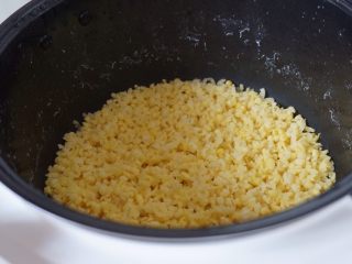 4、广式榴莲绿豆月,绿豆煮好，煮开了花，用手一捏就碎