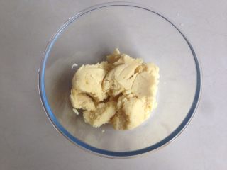 5、广式榴莲绿豆月,用汤匙将绿豆压成绿豆泥