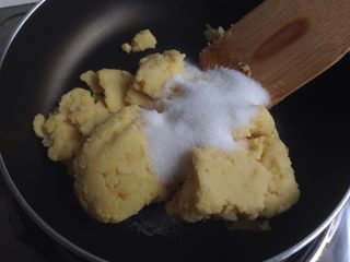 7、广式榴莲绿豆月,绿豆里放不粘锅里，加入细砂糖，小火炒至糖融化