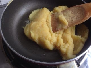 8、广式榴莲绿豆月,分三次加玉米油，每次炒至吸收完油之后再加下一次油