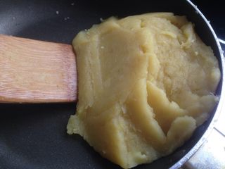 10、广式榴莲绿豆月,炒至抱团不粘锅，立即关火，盛起放凉备用