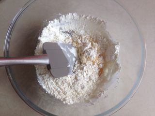 14、广式榴莲绿豆月,用刮刀拌均匀