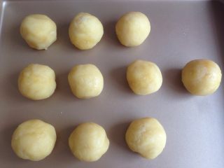 16、广式榴莲绿豆月,在等待醒发的过程中，将放凉的榴莲绿豆馅分成30克/份，搓圆